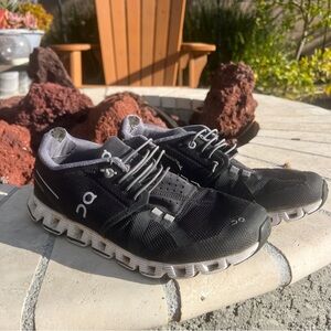 Used On Cloud black sneakers women’s size 8